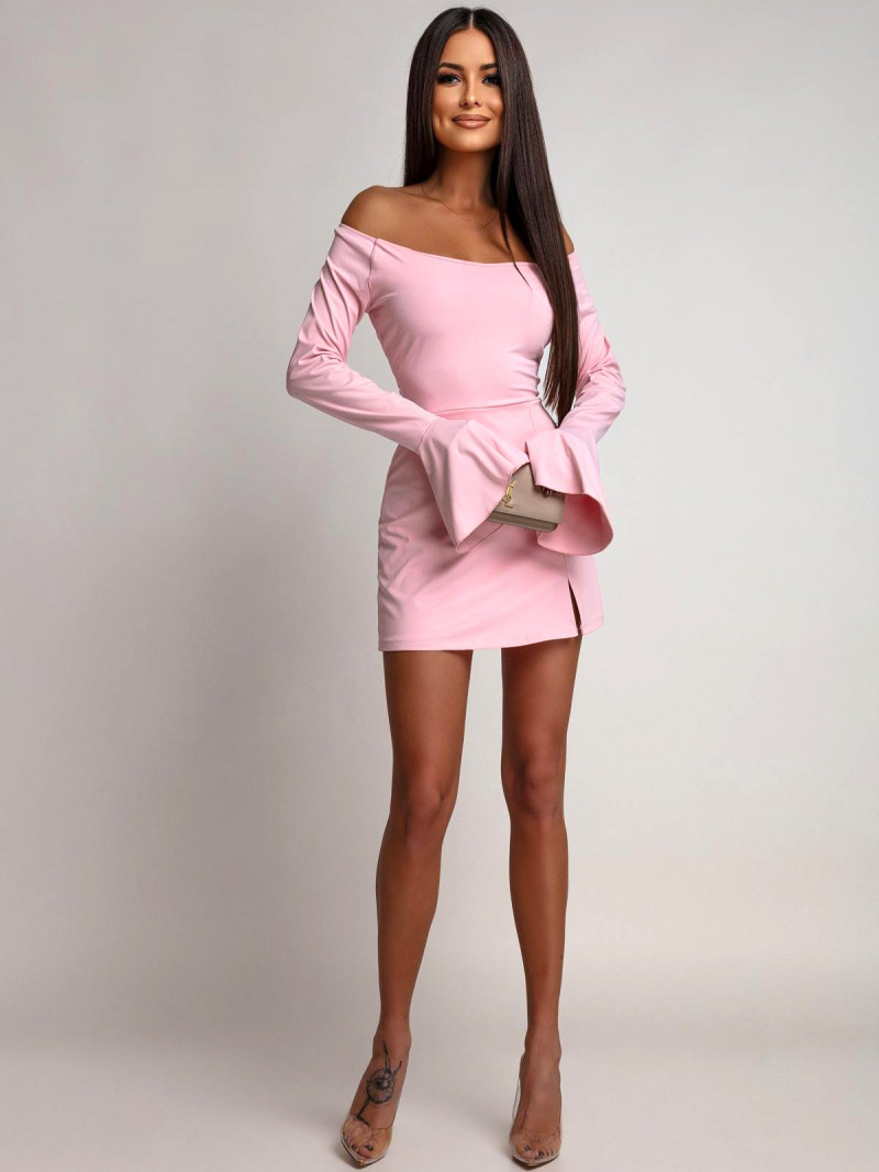 Krótki kombinezon z odkrytymi ramionami OLDA - pudrowy róż