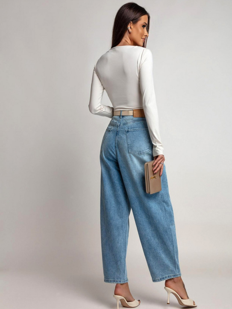 Dopasowana bluzka z ozdobną klamrą...