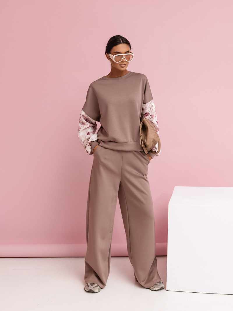 Wiskozowy dres z szerokimi spodniami...