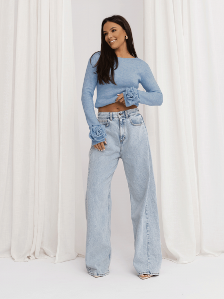 Dzianinowa bluzka z różą na rękawie DELFINA - błękitna 2