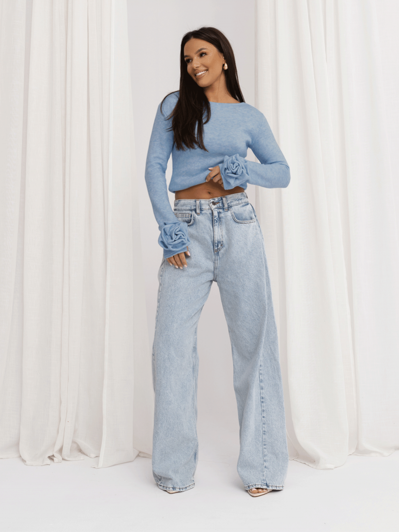 Dzianinowa bluzka z różą na rękawie...