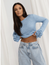 Dzianinowa bluzka z różą na rękawie DELFINA - błękitna