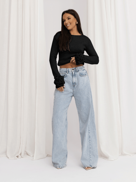 Dzianinowa bluzka z różą na rękawie DELFINA - czarna