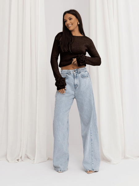 Dzianinowa bluzka z różą na rękawie DELFINA - czekoladowa 2