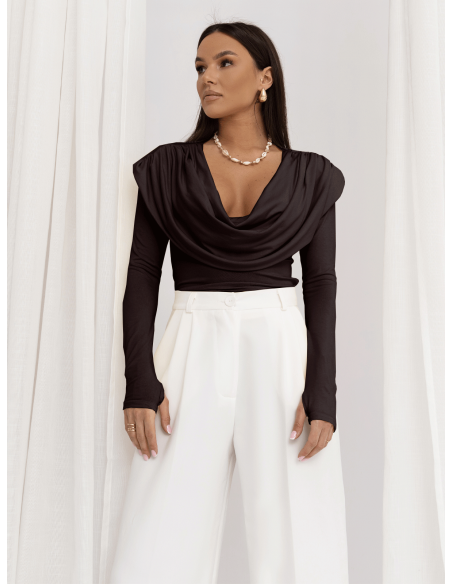 Wiskozowa bluzka z dekoltem woda OLYMPE - czekoladowa