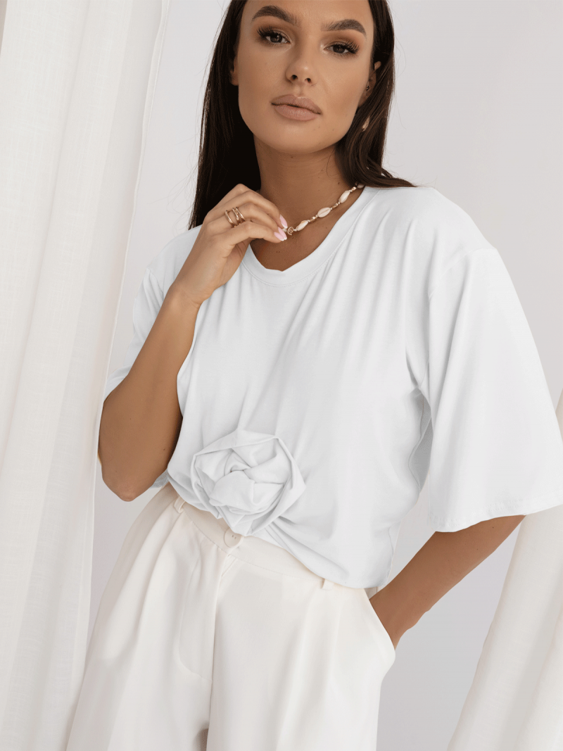 Wiskozowy t-shirt z ozdobną różą CRESSIDA - biały