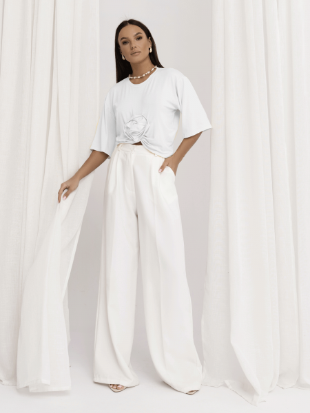 Wiskozowy t-shirt z ozdobną różą CRESSIDA - biały 2