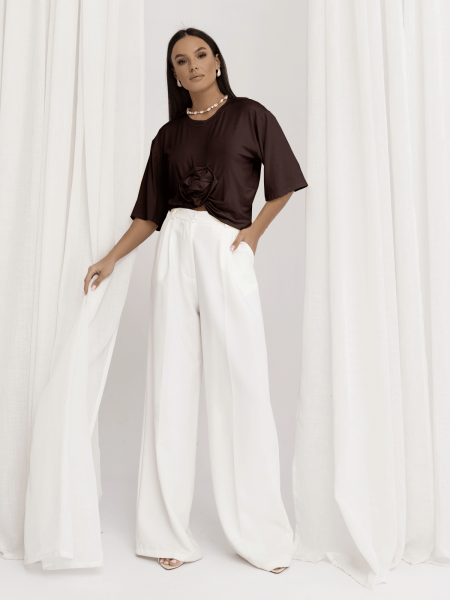 Wiskozowy t-shirt z ozdobną róża CRESSIDA - czekoladowy