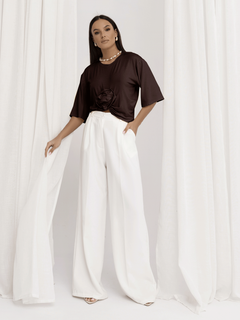 Wiskozowy t-shirt z ozdobną róża CRESSIDA - czekoladowy