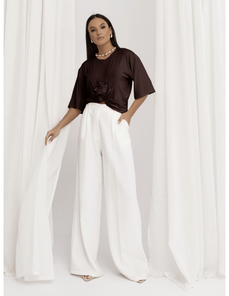 Wiskozowy t-shirt z ozdobną róża CRESSIDA - czekoladowy