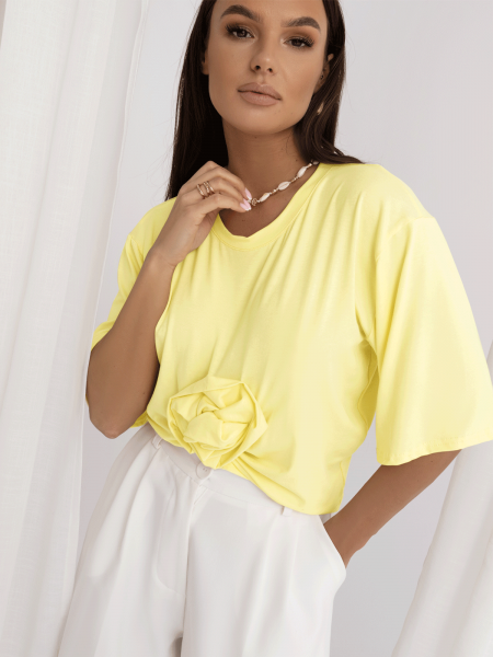 Wiskozowy t-shirt z ozdobną róża CRESSIDA - cytrynowy 2