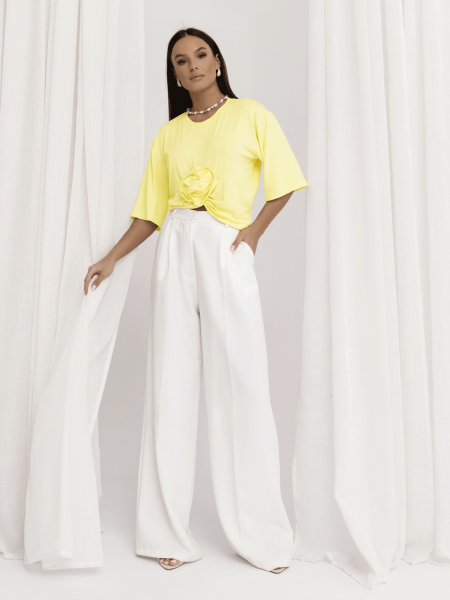 Wiskozowy t-shirt z ozdobną róża CRESSIDA - cytrynowy