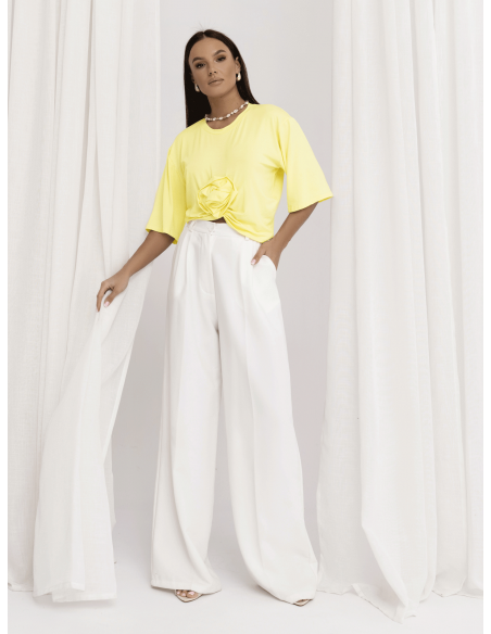 Wiskozowy t-shirt z ozdobną róża CRESSIDA - cytrynowy