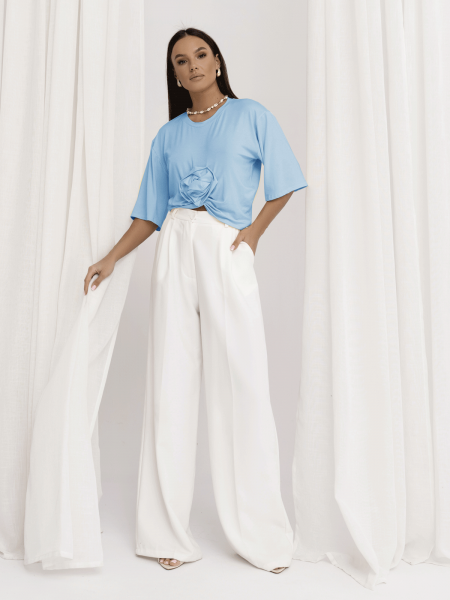 Wiskozowy t-shirt z ozdobną róża CRESSIDA - błękitna 2