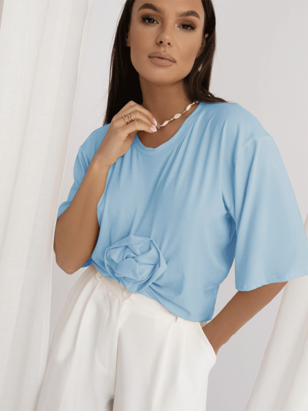 Wiskozowy t-shirt z ozdobną róża CRESSIDA - błękitna