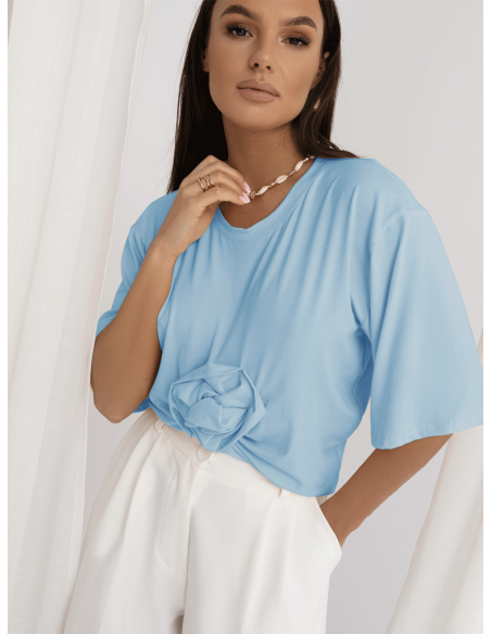 Wiskozowy t-shirt z ozdobną róża CRESSIDA - błękitna