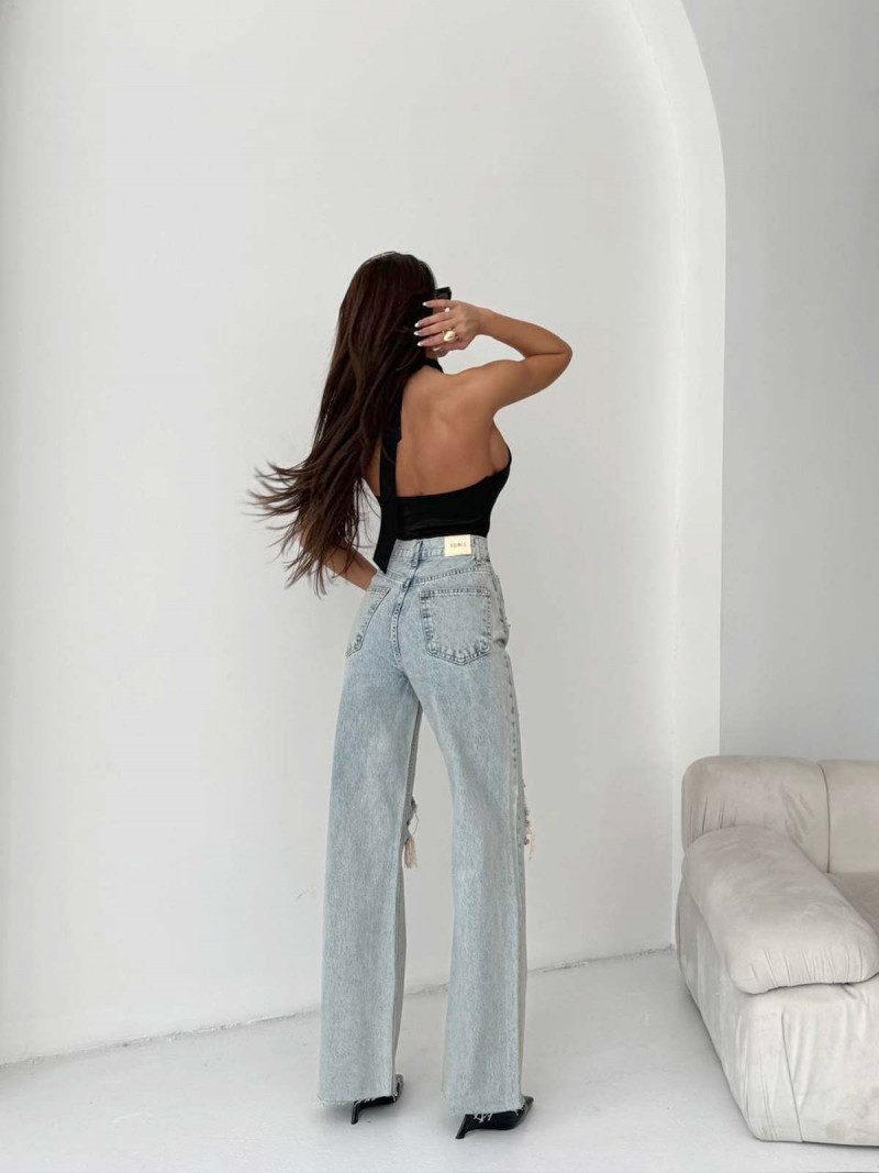 Proste spodnie jeansy z dziurami...