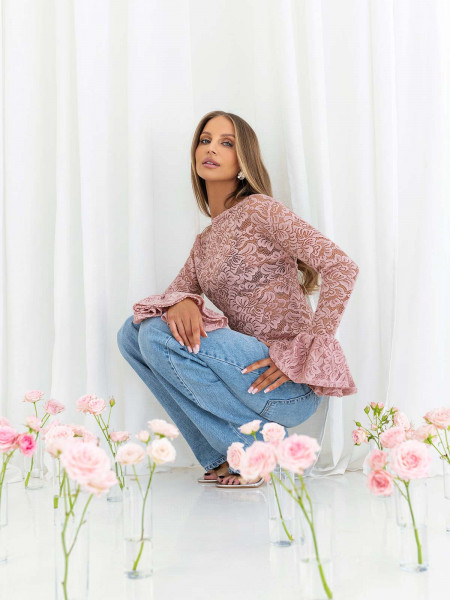 Koronkowa bluzka z falbanami na rękawach ITANJA - brudny róż 2