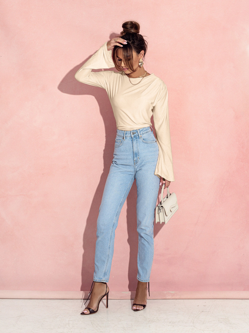 Dopasowana bluzka z szerokim rękawem...