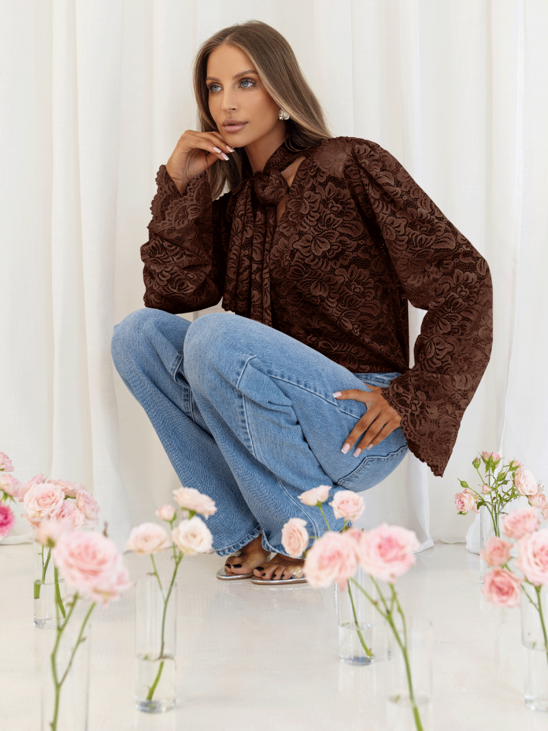 Koronkowa bluzka z ozdobnym wiązaniem...