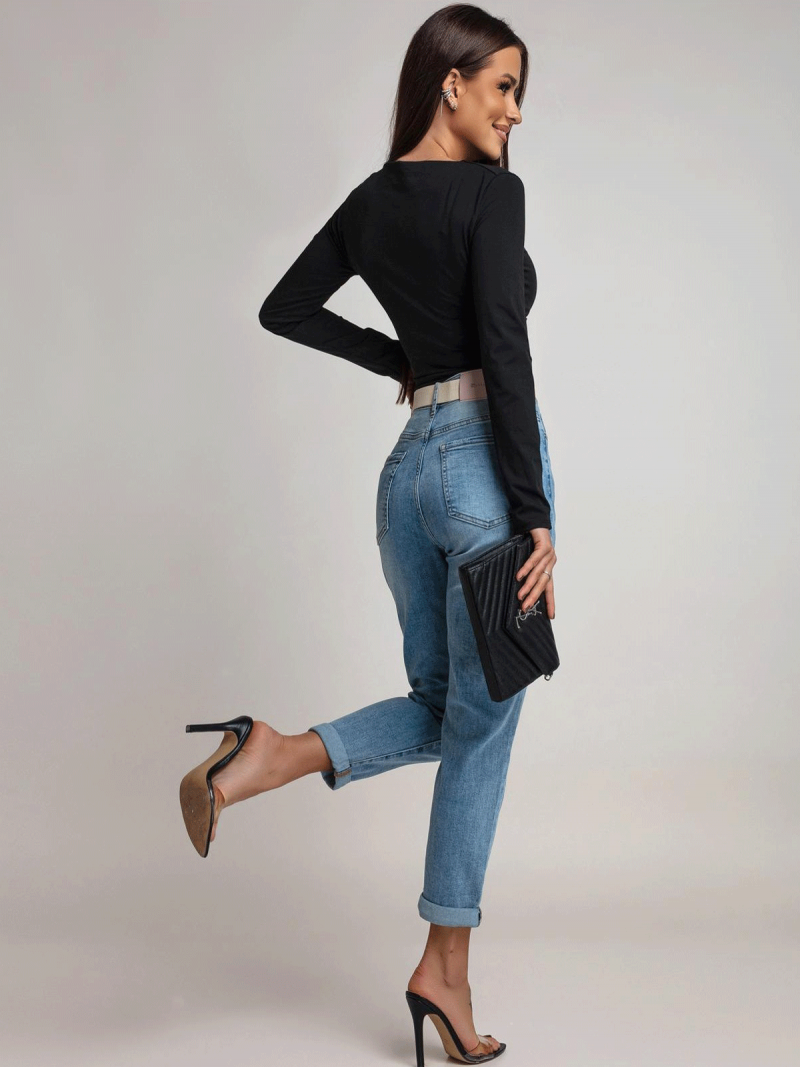 Dopasowana bluzka z ozdobną klamrą...