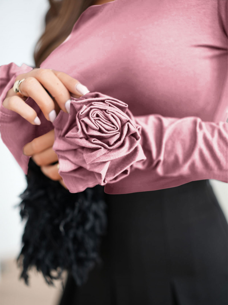 Wiskozowa bluzka z różą na rękawie...