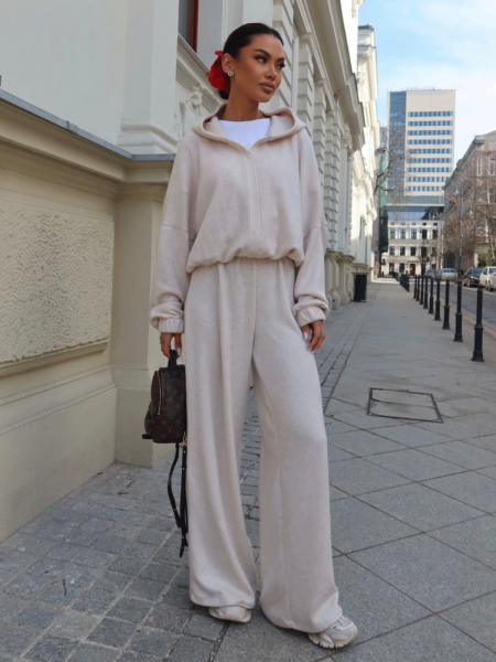 Stylowy komplet z wełny z szerokimi spodniami YOSHIE - beżowy 2