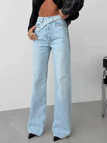 Spodnie jeansy z asymetrycznym pasem HASSIE - jasny jeans