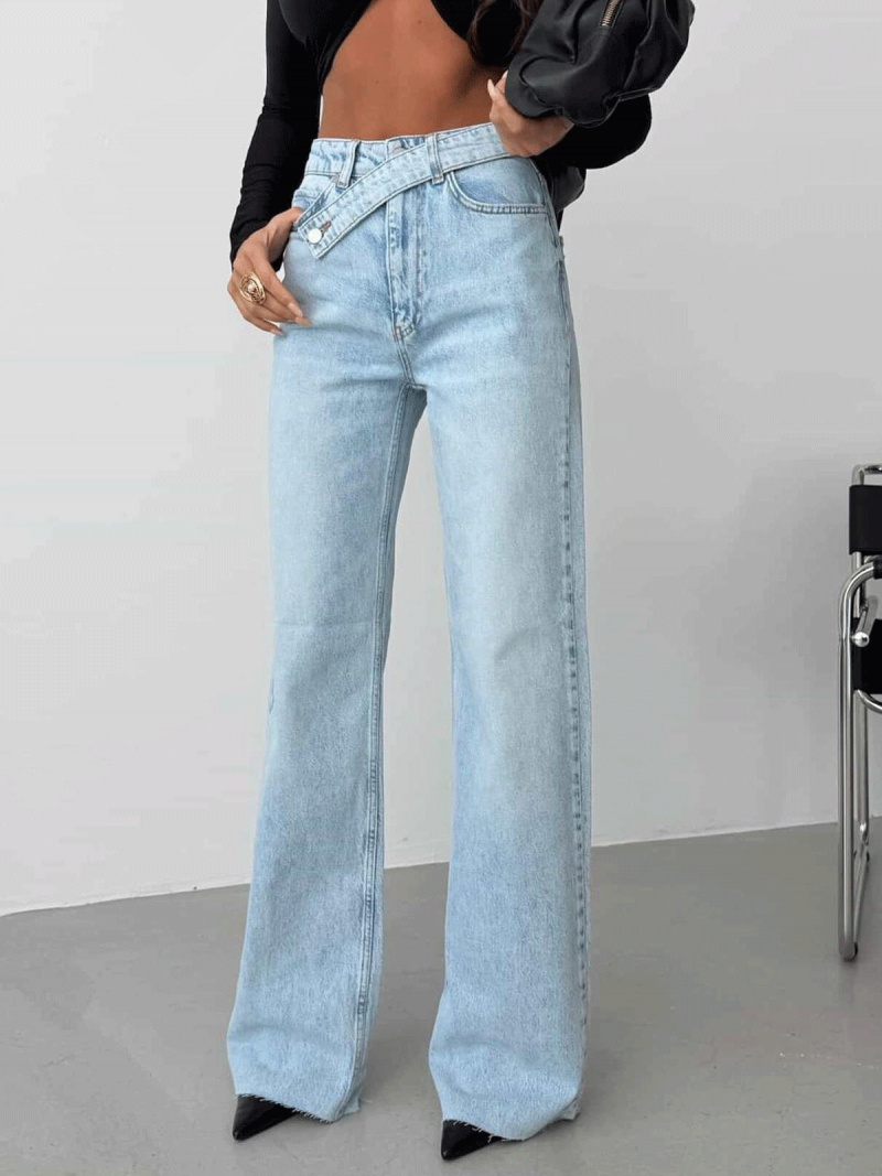 Spodnie jeansy z asymetrycznym pasem HASSIE - jasny jeans