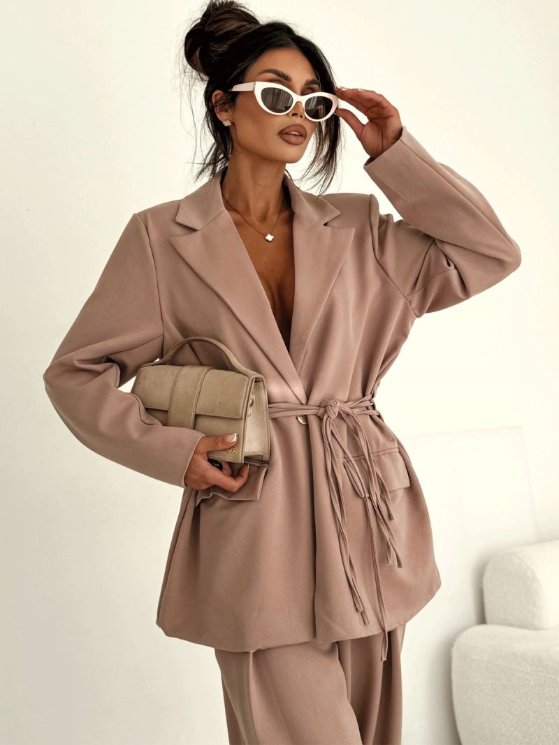 Stylowy komplet marynarka z wiązaniem...