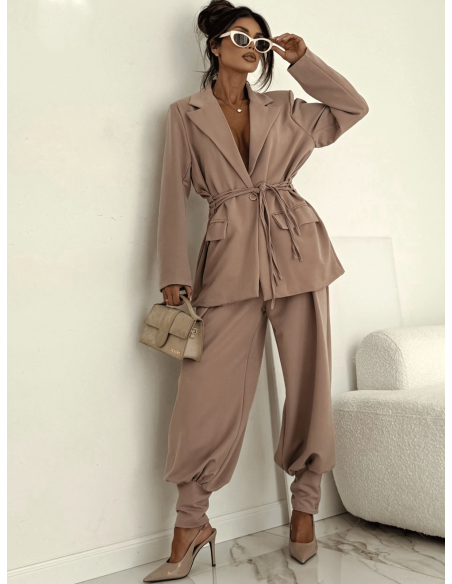 Stylowy komplet marynarka z wiązaniem i spodnie TOYAH - brudny róż