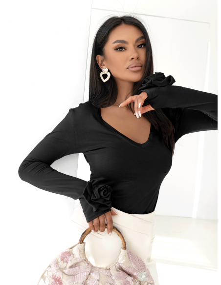 Wiskozowa bluzka z ozdobnym kwiatem na rękawie LONI - czarna