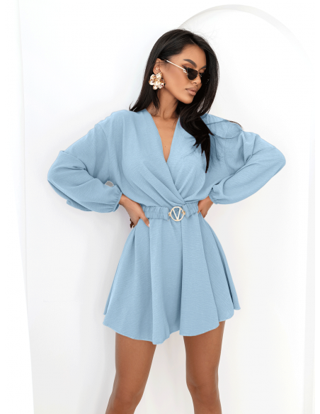 Krótki kombinezon z przekładanym dekoltem NEGRIS - błękitny