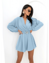 Krótki kombinezon z przekładanym dekoltem NEGRIS - błękitny
