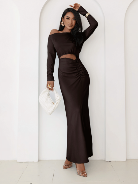 Sukienka maxi z marszczeniem i rozcięciem ERIKA - czekoladowa 2