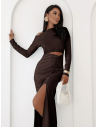 Sukienka maxi z marszczeniem i rozcięciem ERIKA - czekoladowa