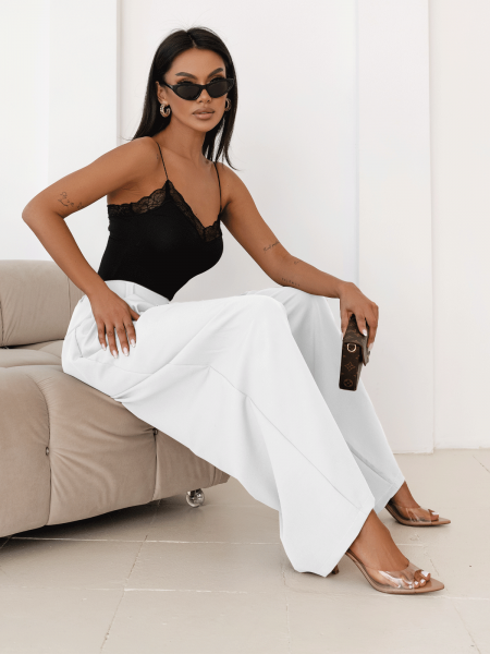 Stylowe szerokie spodnie z zakładkami MOTOKO - białe