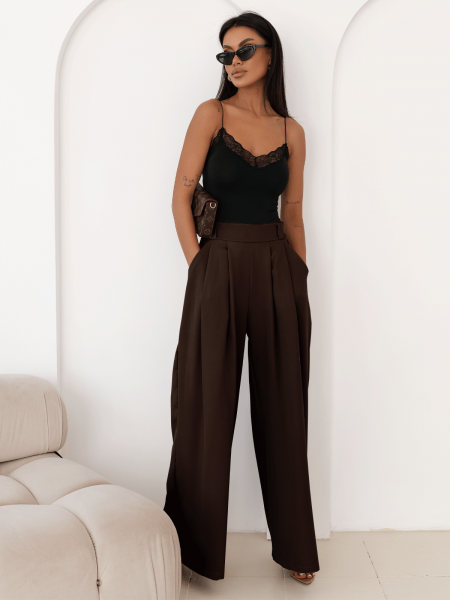 Stylowe szerokie spodnie z zakładkami MOTOKO - czekoladowe