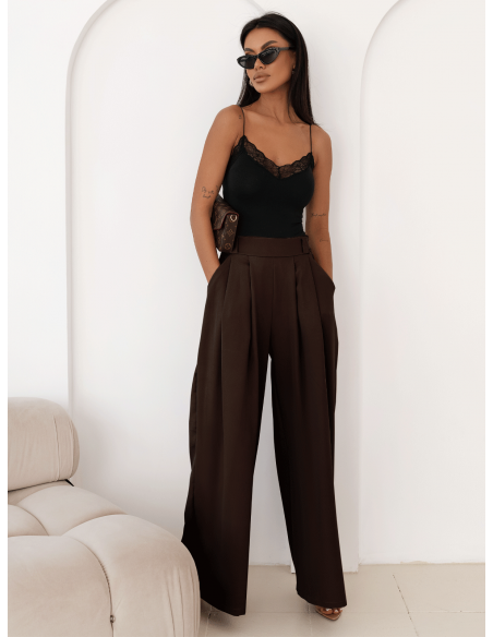 Stylowe szerokie spodnie z zakładkami MOTOKO - czekoladowe