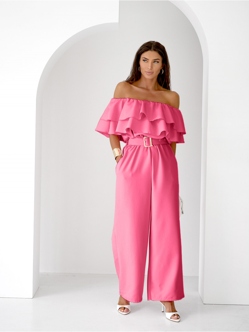 Kombinezon z odkrytymi ramionami...