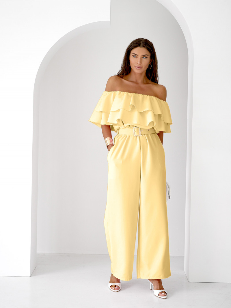 Kombinezon z odkrytymi ramionami...