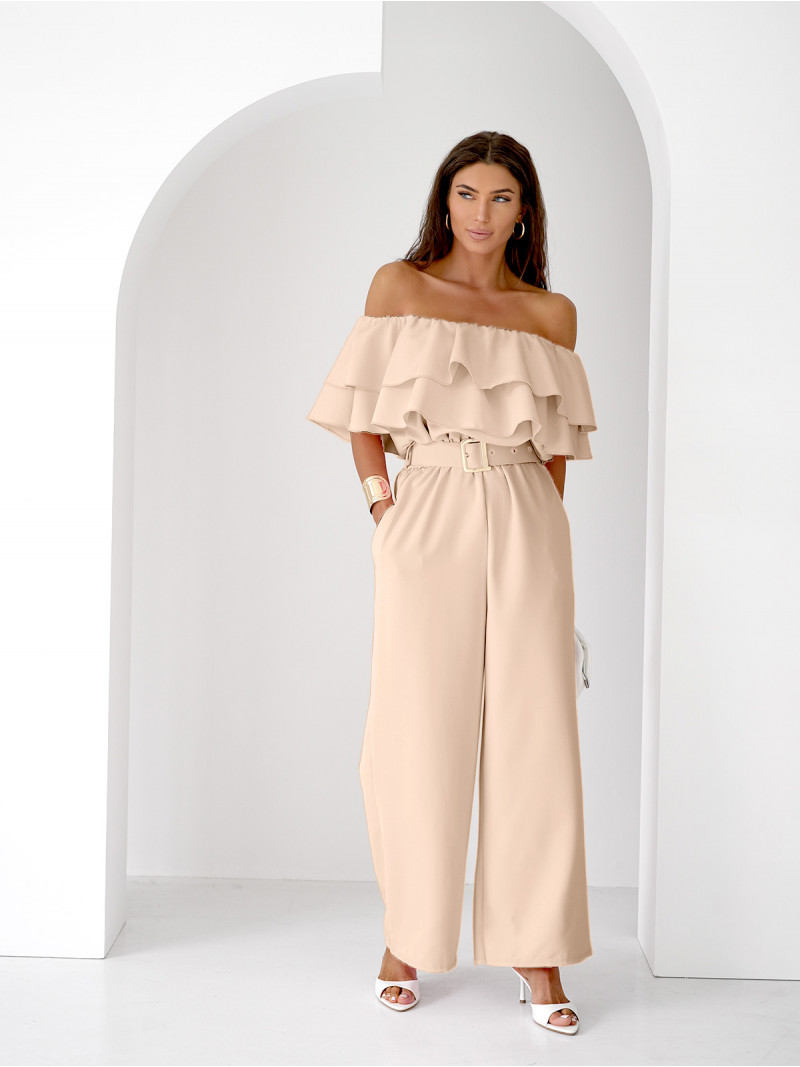 Kombinezon z odkrytymi ramionami...