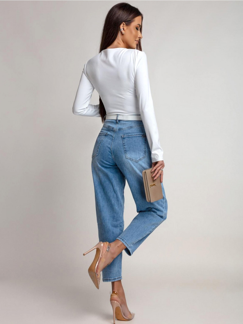 Dopasowana bluzka z ozdobną klamrą...