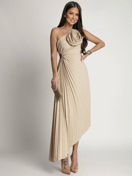 Asymetryczna plisowana sukienka z kwiatem JANNA - beżowa