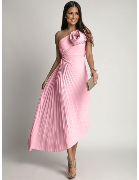 Asymetryczna plisowana sukienka z kwiatem JANNA - pudrowy róż