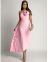 Asymetryczna plisowana sukienka z kwiatem JANNA - pudrowy róż