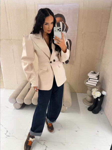 Elegancka marynarka z ozdobnymi guzikami SUZAN - marcepanowa