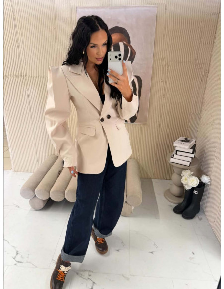 Elegancka marynarka z ozdobnymi guzikami SUZAN - marcepanowa