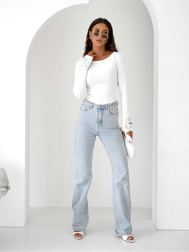 Wiskozowa bluzka z różą na rękawie ELIJA - biała