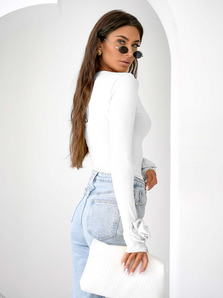 Wiskozowa bluzka z różą na rękawie ELIJA - biała 2